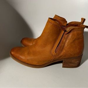 Korks ankle booties